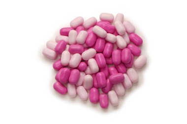 Beyaz arka planda izole edilmiş çok renkli şekerler..  