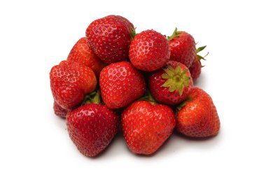 Çilekli. Beyaz arka planda izole edilmiş taze böğürtlen grubu. 