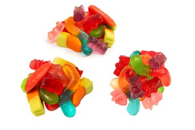 Beyaz arka planda izole edilmiş çeşitli renkli jelibon şekerler. Üst Manzara. Jöleli şekerler.