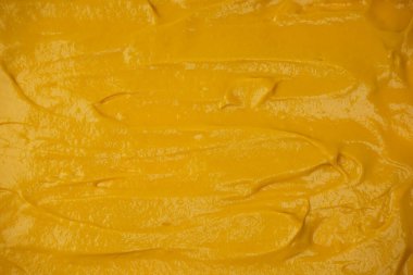 Sarı sos arka plan olarak sıçrıyor. Üst görünüm. 