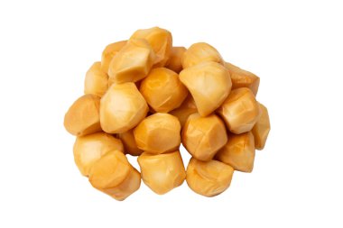 Beyaz bir arka planda izole edilmiş peynir parçaları.. 