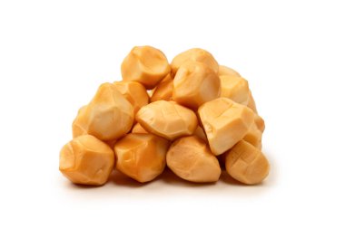 Beyaz bir arka planda izole edilmiş peynir parçaları.. 