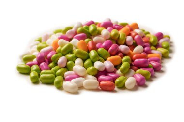 Beyaz arka planda izole edilmiş çok renkli şekerler..  