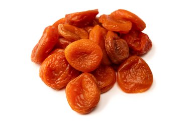 Beyaz arka planda izole edilmiş kurumuş kayısılar..