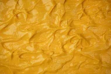 Sarı sos arka plan olarak sıçrıyor. Üst görünüm. 