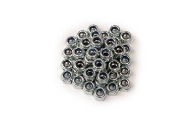 Beyaz arka planda izole edilmiş bir grup metal ceviz. Üst görünüm.