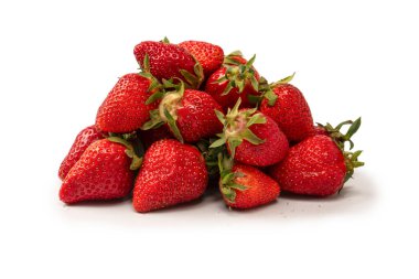 Çilekli. Beyaz arka planda izole edilmiş taze böğürtlen grubu. 