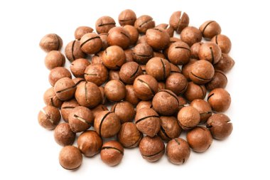 Beyaz arka planda izole edilmiş kabuklu Macadamia fındıkları. Üst görünüm.
