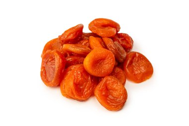 Beyaz arka planda izole edilmiş kurumuş kayısılar..