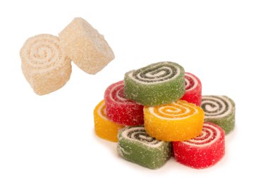 Hindistan cevizli şekerlemeler beyaz arka planda izole edilmiş.. 