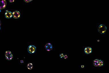 Sabun köpükleri siyah arka planda izole edilmiş. Boşluğu kopyala. 