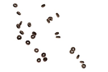 Çikolata halkaları gevrekleri bir kaseye dökülür. Kahvaltıda. Beyaz bir arkaplanda izole edilmiş. 