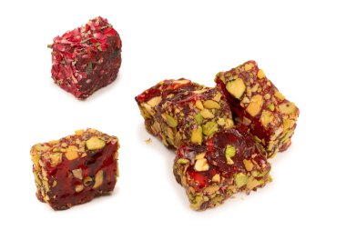 Nar ve şam fıstıklı tatlı rulo, Türk tatlıları. Türk rahat beyaz zemin üzerinde izole.