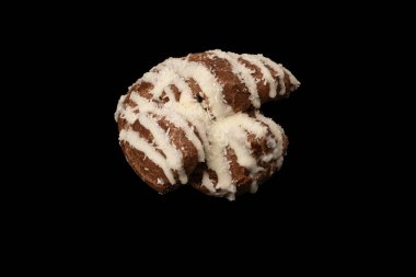 Siyah arka planda hindistan cevizi kremalı profiterol.. 