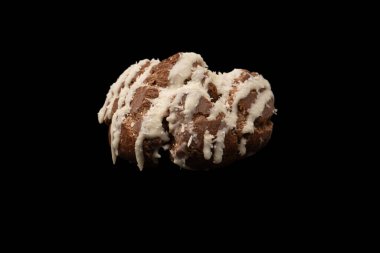 Siyah arka planda hindistan cevizi kremalı profiterol.. 