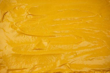 Sarı sos arka plan olarak sıçrıyor. Üst görünüm. 