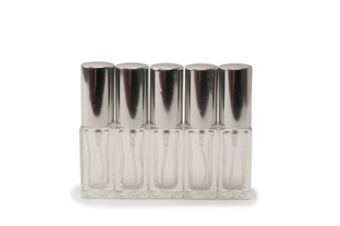 Parfüm otomatörü, parfüm şeffaf cam şişe beyaz arka planda izole. 