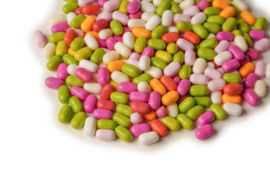 Beyaz arka planda izole edilmiş çok renkli şekerler..  