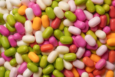 Beyaz arka planda izole edilmiş çok renkli şekerler..  