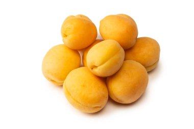 Beyaz arka planda izole edilmiş olgun sulu portakal kayısıları.. 