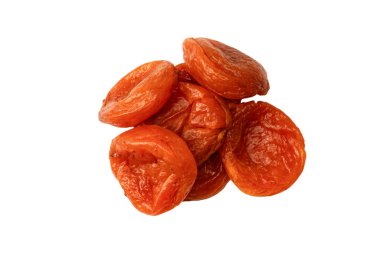 Beyaz arka planda izole edilmiş kurumuş kayısılar..