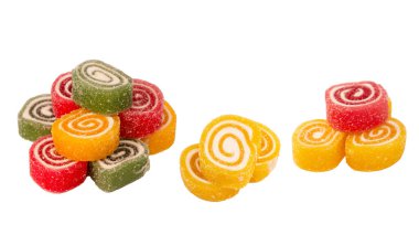 Beyaz arka planda izole edilmiş jöleli şeker rulosu. Marmelat şekeri.