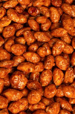 Arka planda lezzetli kavrulmuş fıstık var.. 