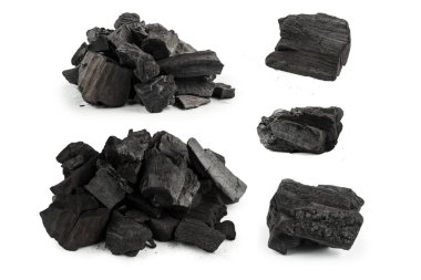 Beyaz arka planda siyah meşe kömürü izole edilmiş. 