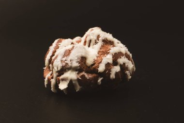 Siyah arka planda hindistan cevizi kremalı profiterol.. 