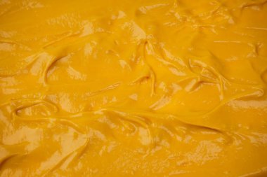 Sarı sos arka plan olarak sıçrıyor. Üst görünüm. 