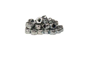 Beyaz arka planda izole edilmiş bir grup metal ceviz. Üst görünüm.