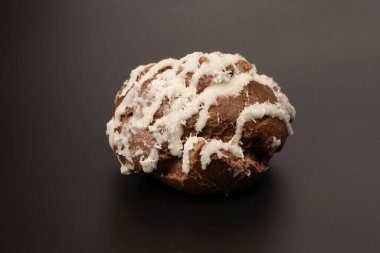 Siyah arka planda hindistan cevizi kremalı profiterol.. 