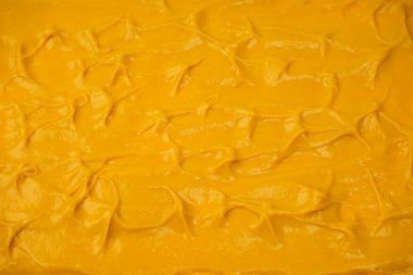 Sarı sos arka plan olarak sıçrıyor. Üst görünüm. 