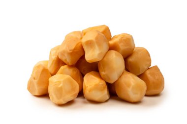 Beyaz bir arka planda izole edilmiş peynir parçaları.. 