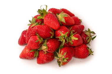 Çilekli. Beyaz arka planda izole edilmiş taze böğürtlen grubu. 
