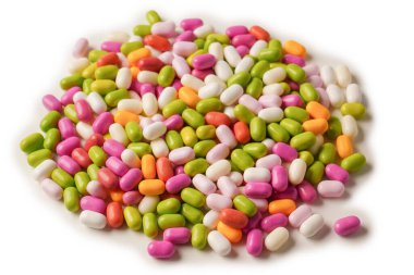 Beyaz arka planda izole edilmiş çok renkli şekerler..  