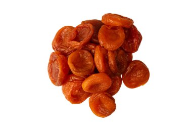 Beyaz arka planda izole edilmiş kurumuş kayısılar..