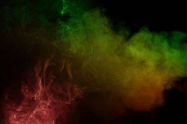 Siyah arka planda yeşil ve pembe buhar. Boşluğu kopyala.