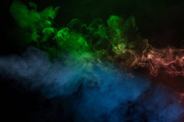 Siyah arka planda mavi ve sarı buhar. Boşluğu kopyala.