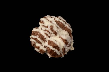 Siyah arka planda hindistan cevizi kremalı profiterol.. 