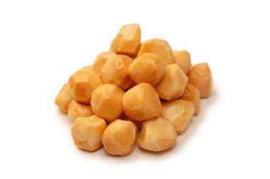 Beyaz bir arka planda izole edilmiş peynir parçaları.. 