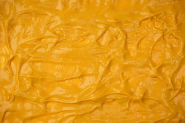 Sarı sos arka plan olarak sıçrıyor. Üst görünüm. 