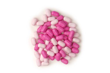 Beyaz arka planda izole edilmiş çok renkli şekerler..  