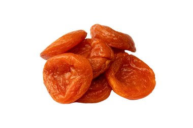 Beyaz arka planda izole edilmiş kurumuş kayısılar..