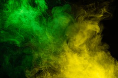 Siyah arka planda yeşil ve pembe buhar. Boşluğu kopyala.