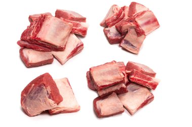 Beyaz arka planda çiğ pirzola. Üst görünüm. 