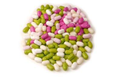 Beyaz arka planda izole edilmiş çok renkli şekerler..  