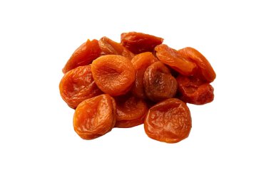 Beyaz arka planda izole edilmiş kurumuş kayısılar..