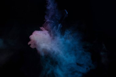 Siyah arka planda mavi ve sarı buhar. Boşluğu kopyala.