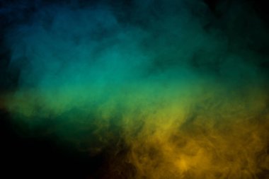 Siyah arka planda sarı buhar. Boşluğu kopyala.